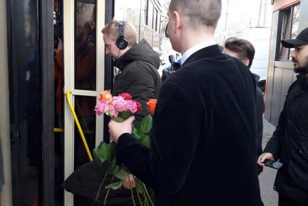 Одесситок с Международным женским днем поздравили в трамвае (фото)