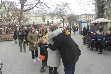 В Горсаду волонтеры устроили День обнимашек (фото)