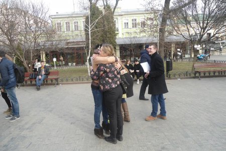 В Горсаду волонтеры устроили День обнимашек (фото)