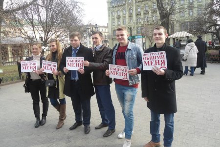 В Горсаду волонтеры устроили День обнимашек (фото)