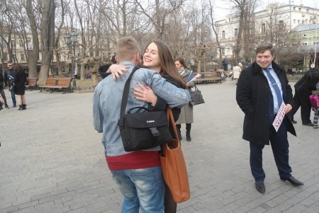 В Горсаду волонтеры устроили День обнимашек (фото)