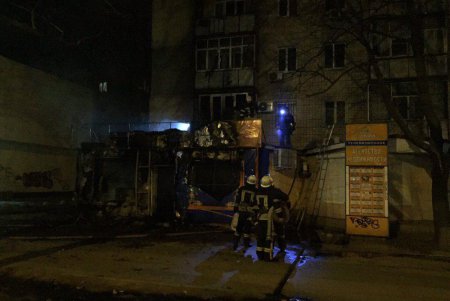 На Филатова на первом этаже жилого дома сгорел «Лотомаркет» (фото, видео)