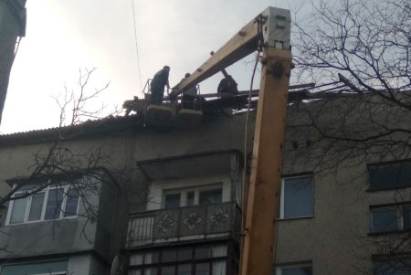 Сильный ветер сорвал крышу с пятиэтажки в Одесской области (фото)