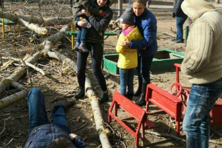 На Таирова на мужчину упало дерево: у пострадавшего переломы обеих ног (фото)