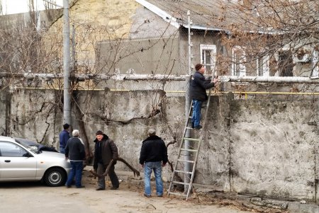 Коммунальщики продолжают текущий ремонт сетей наружного освещения (фото)