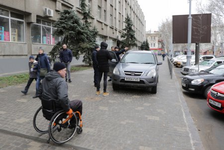 Одесские патрульные штрафовали родителей школьников за неправильную парковку (фото)