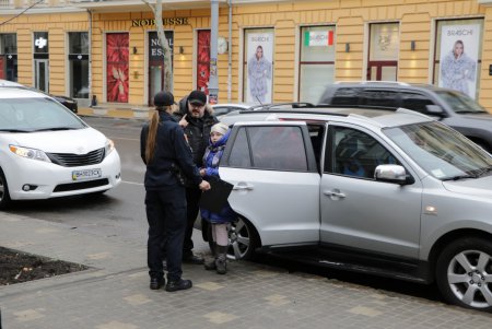 Одесские патрульные штрафовали родителей школьников за неправильную парковку (фото)