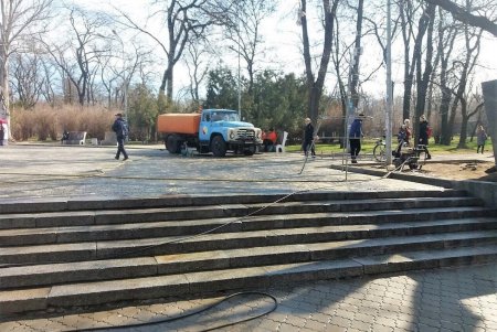 Городское благоустройство: на Греческой ликвидировали провал, а в Пале-Рояле восстановили плитку (фото) 