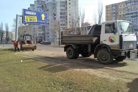 Городское благоустройство: на Греческой ликвидировали провал, а в Пале-Рояле восстановили плитку (фото) 