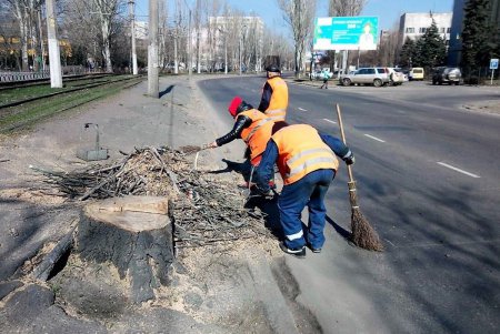Городское благоустройство: на Греческой ликвидировали провал, а в Пале-Рояле восстановили плитку (фото) 