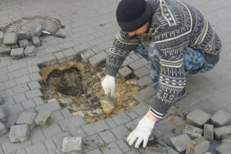 Городское благоустройство: на Греческой ликвидировали провал, а в Пале-Рояле восстановили плитку (фото) 