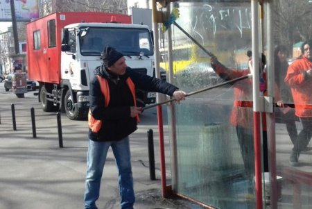 Городское благоустройство: на Греческой ликвидировали провал, а в Пале-Рояле восстановили плитку (фото) 