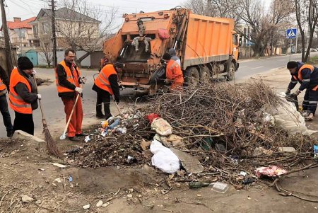 Более полутора тысяч одесситов вышли на субботник (фото)