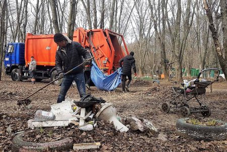 Более полутора тысяч одесситов вышли на субботник (фото)