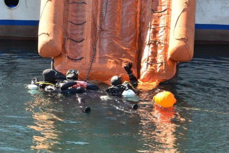 Водолазы ВМСУ учились оказывать помощь на глубине в Практической гавани Одесского порта (фото)
