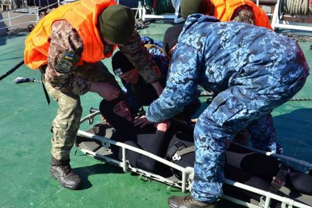 Водолазы ВМСУ учились оказывать помощь на глубине в Практической гавани Одесского порта (фото)