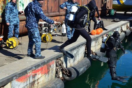 Водолазы ВМСУ учились оказывать помощь на глубине в Практической гавани Одесского порта (фото)