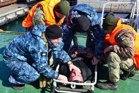 Водолазы ВМСУ учились оказывать помощь на глубине в Практической гавани Одесского порта (фото)