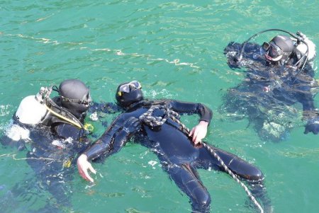 Водолазы ВМСУ учились оказывать помощь на глубине в Практической гавани Одесского порта (фото)