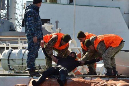 Водолазы ВМСУ учились оказывать помощь на глубине в Практической гавани Одесского порта (фото)
