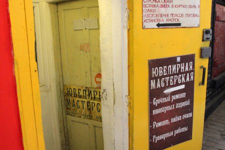 В Одессе появилась новая достопримечательность — самая узкая улица (фоторепортаж)