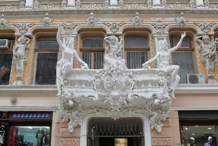В Одессе появилась новая достопримечательность — самая узкая улица (фоторепортаж)