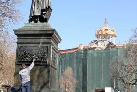 Банный день памятника Воронцову (фоторепортаж)