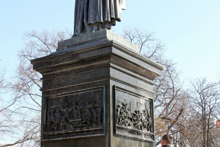 Банный день памятника Воронцову (фоторепортаж)