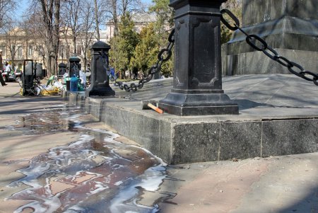Банный день памятника Воронцову (фоторепортаж)