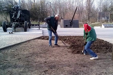 Озеленители выполняют весенние работы на одесских клумбах и зеленых зонах (фото)