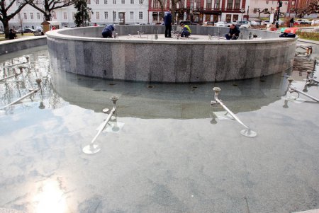 Фонтан у Оперного театра готовят к запуску (фоторепортаж)