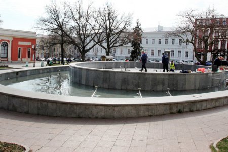 Фонтан у Оперного театра готовят к запуску (фоторепортаж)