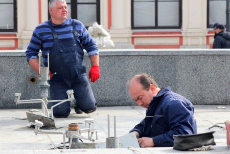 Фонтан у Оперного театра готовят к запуску (фоторепортаж)