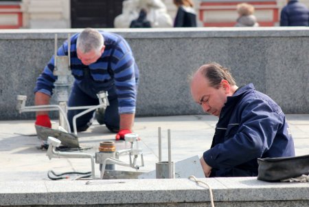 Фонтан у Оперного театра готовят к запуску (фоторепортаж)