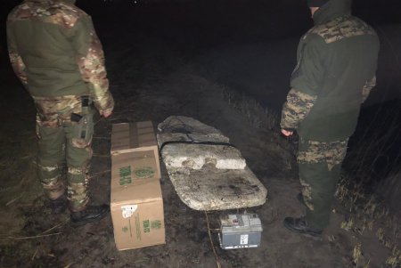 Из Молдовы на самодельном плоту переправляли табачную контрабанду (фото)