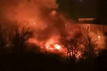 Рядом с площадью 10-го Апреля горит нежилое помещение (фото, видео)
