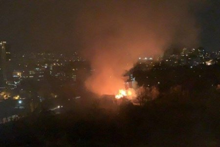 Рядом с площадью 10-го Апреля горит нежилое помещение (фото, видео)