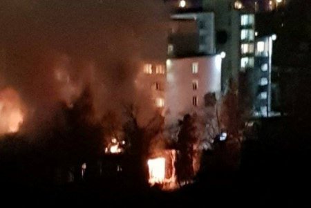 Рядом с площадью 10-го Апреля горит нежилое помещение (фото, видео)
