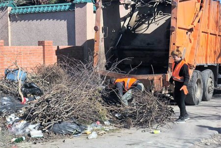 Около тысячи одесситов вышли на субботник (фото)