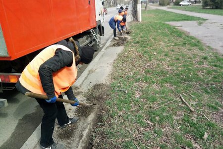 Около тысячи одесситов вышли на субботник (фото)