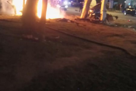 Возле Политеха автомобиль врезался в столб и загорелся (фото, видео)