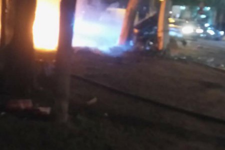 Возле Политеха автомобиль врезался в столб и загорелся (фото, видео)