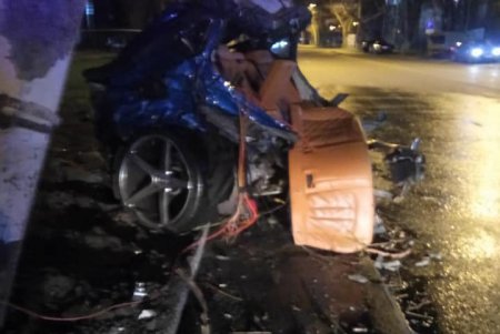 Возле Политеха автомобиль врезался в столб и загорелся (фото, видео)