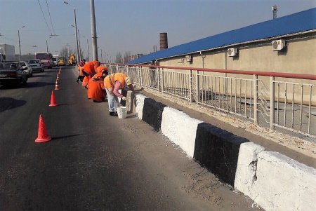 Одесские коммунальщики покрасили остановочные комплексы и ограждения мостов