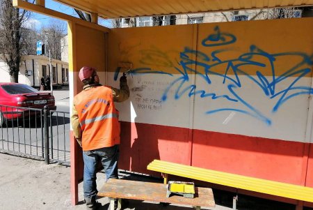 Одесские коммунальщики покрасили остановочные комплексы и ограждения мостов