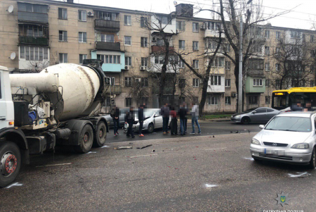 В районе Ивановского моста столкнулись пять легковушек и бетономешалка (фото)