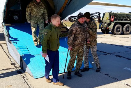 Самолет с ранеными военными прибыл в Одессу (фото)