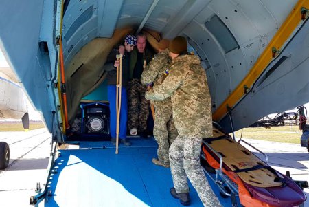 Самолет с ранеными военными прибыл в Одессу (фото)