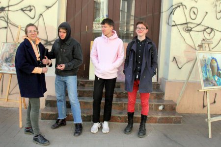 В ответ вандалам на стенах Русского театра появилась импровизированная выставка (фоторепортаж)