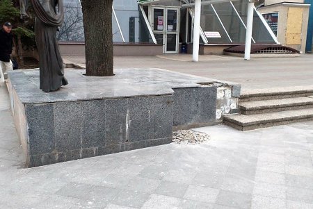 Коммунальщики восстановили плиточное покрытие у памятника Вере Холодной (фото)